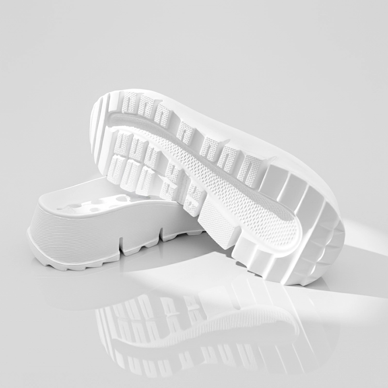 Solados em EVA branco com design robusto e detalhes texturizados, posicionados sobre fundo neutro.