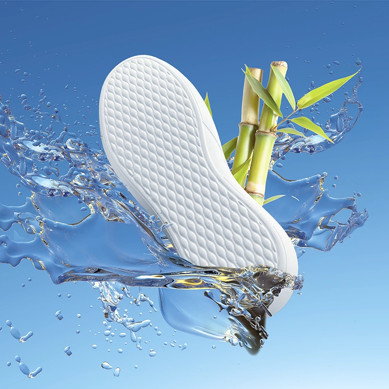 Solado em EVA branco em destaque, acompanhado de hastes de bambu e folhas verdes, com efeito de água em movimento sobre fundo azul.