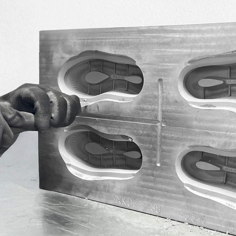Matriz metálica de alta precisão utilizada para injeção de solados em EVA, evidenciando detalhes internos do molde.